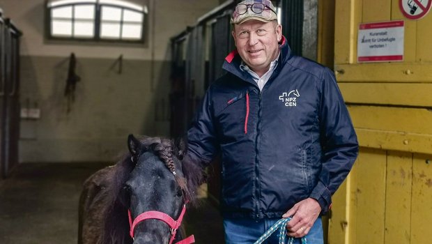 Tierarzt Beat Wampfler kennt die Problematik, mit der Mini-Shetland-Pony Lucky zu kämpfen hat, nur zu gut. Keine konkrete Aufgabe, mangelnde Bewegung und Übergewicht haben das Pony krank gemacht. (Bilder Simone Barth)