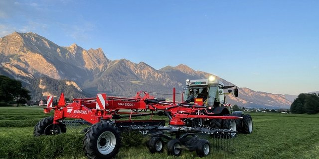 Bei schönem Wetter und vor prächtigem Panorama konnten an den Feldabenden Besucherinnen und Besucher Maschinen beobachten – mal in Form einer Präsentation, mal beim Feldeinsatz. (Bilder zVg / Sepp Knüsel AG)