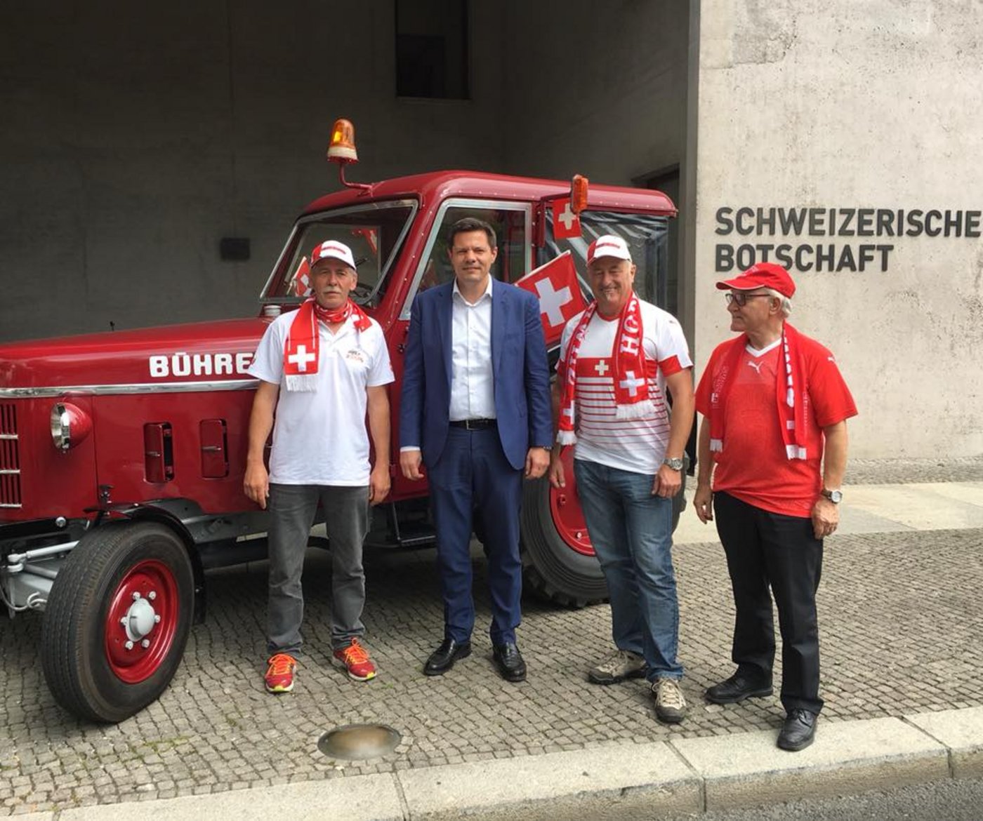 Die Abenteurer auf halber Strecke vor der Schweizerischen Botschaft in Berlin. (Bild Schweizer Botschaft in Deutschland)