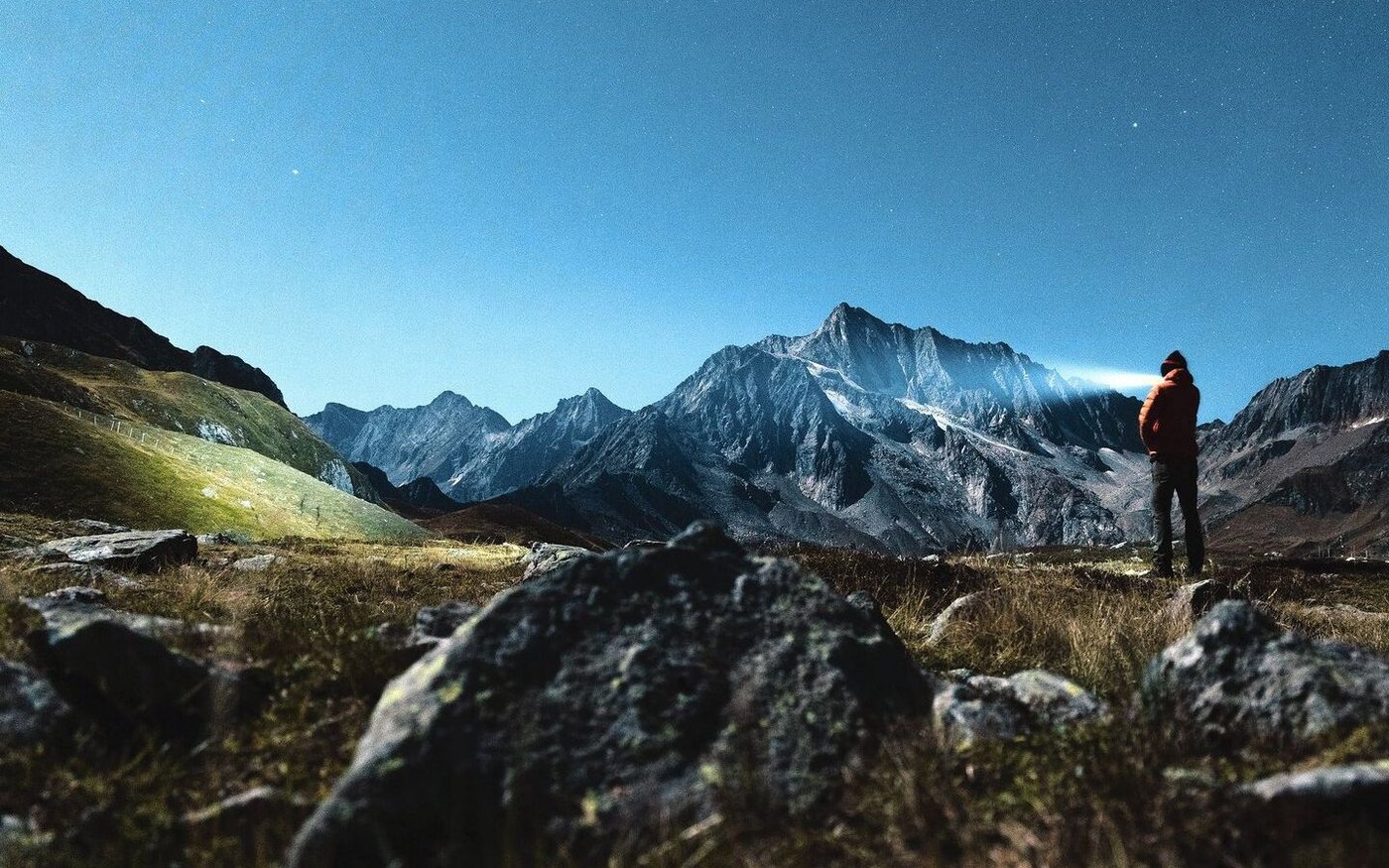 Nachteinsatz im Gebirge: Seit 2021 investierten Freiwillige über 60 000 Stunden in die Unterstützung des Herdenschutzes.