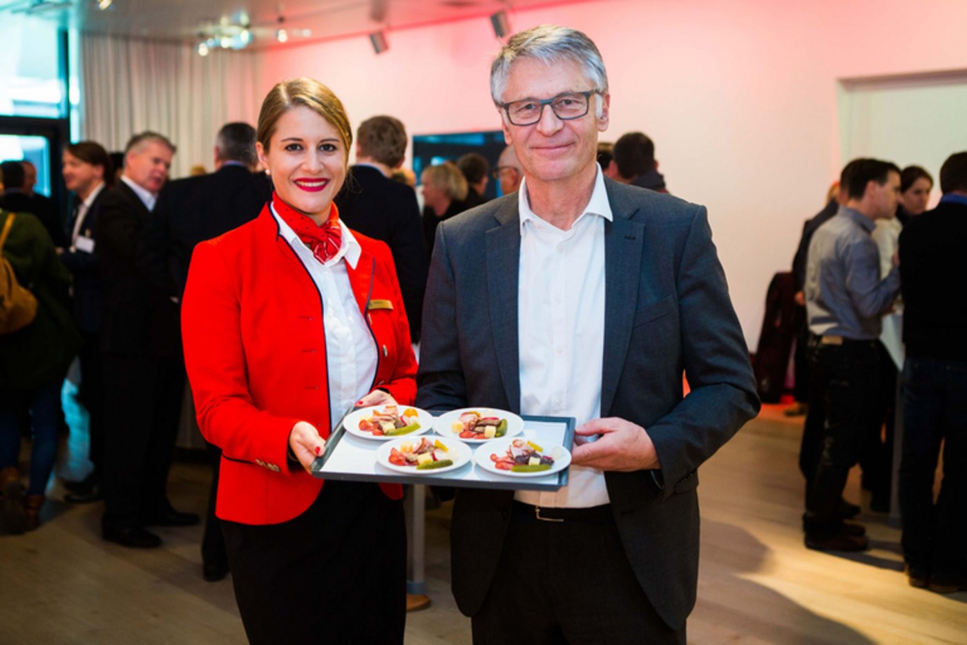 Metzger Ueli Zeller mit Edelweiss Flight Attendant. (Bild zVg)
