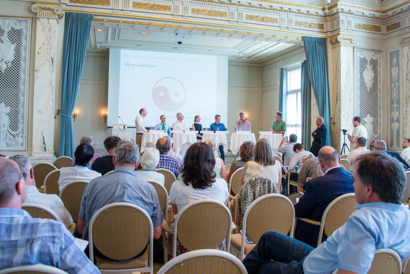 Wirtschaftshistoriker Tobias Straumann, Volkswirtschafter Mathias Binswanger, Müllereiunternehmer Herrman Dür, Agrarinfo.ch-Betreiberin Christine Hürlimann, Urs Scheuss von den Grünen, Rudi Berli von Uniterre und Andreas Bosshard von Vision Landwirtschaft (von Links) diskutieren darüber, wie Landwirtschaft und Grenzschutz vereinbart werden könnten. (Bild hja)