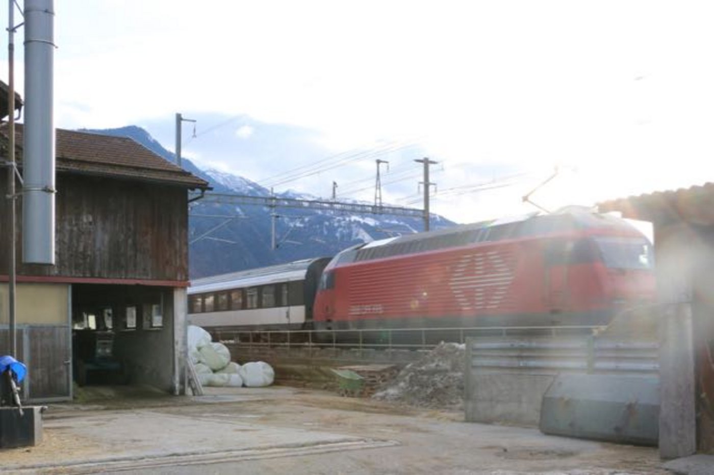 Auf der einen Seite die Stadt, auf der anderen die Bahn: Der Platz für den Hof von Familie Mehli in Chur ist begrenzt.
