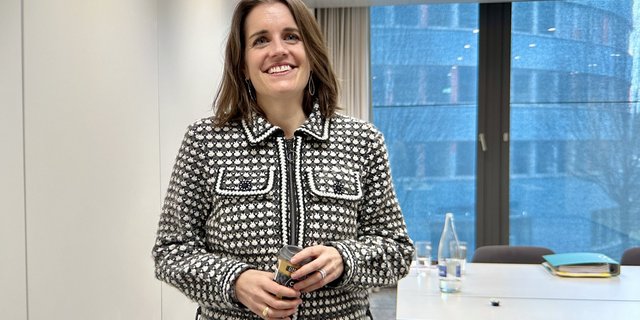 Emmi-CEO Ricarda Demarmels mit einem Caffè Latte in den Händen.