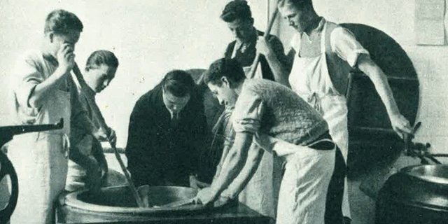 Das Käsen wird an der Tessiner Landwirtschaftsschule geübt. (Bild G. Pedroli)