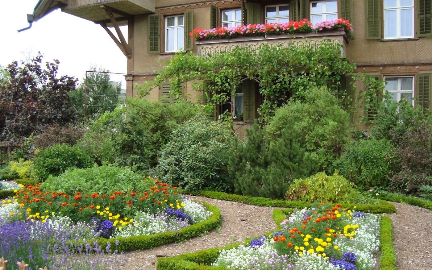 Bunte Blütenpracht füllt in diesem Beispiel die buchumrandeten Beete. (Bild Pixabay)