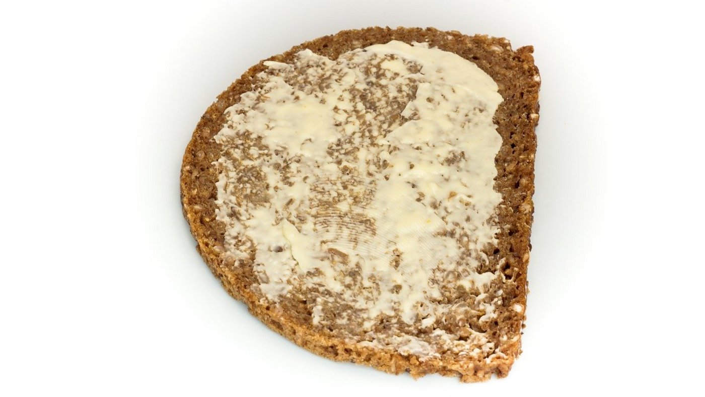 Die Milchproduktion in der Schweiz ist leicht steigend. Solange das weisse Gold aber bevorzugt verkäst wird, muss man das Butterbrot gelegentlich mit Importware schmieren. (Bild Taken/Pixabay)