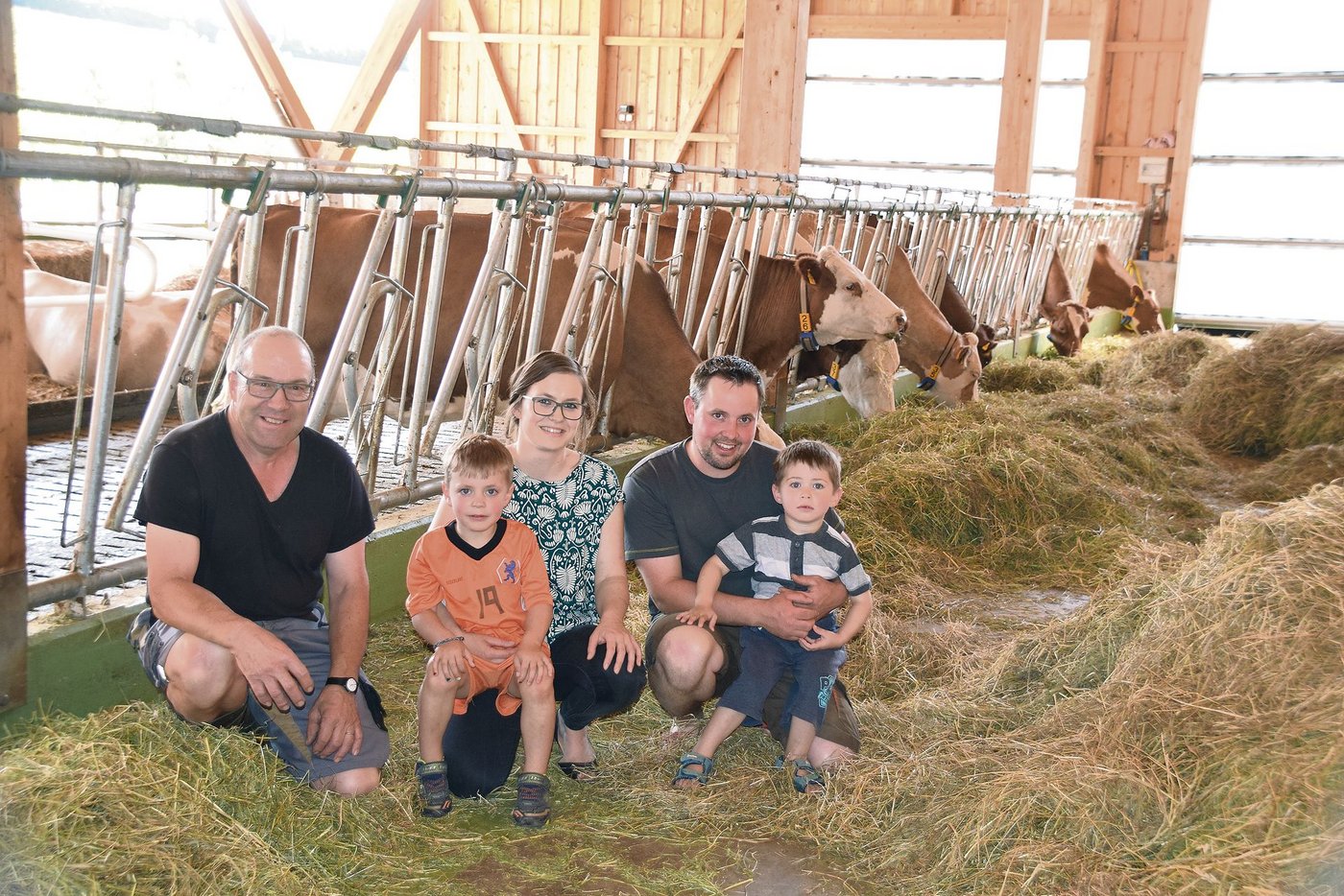 Simon und Sonja Zahnd mit ihren Buben Levio und Lionel. Links Heinz Herren, der mit Zahnds eine Betriebszweiggemeinschaft führt.(Bilder Peter Fankhauser)