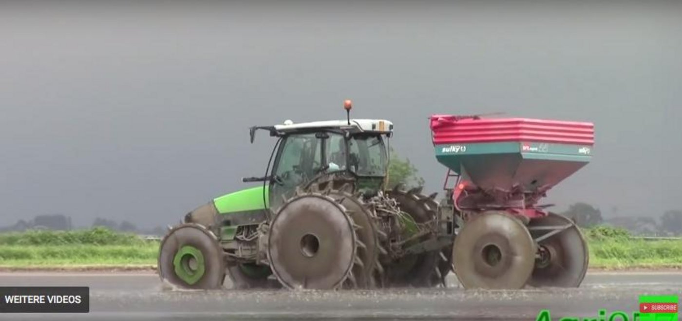 Ungewöhnliche Kombination: Fürs Säen von Reis im Wasser braucht es ganz spezielle Räder. (Bild Screenshot Youtube/Agri957)