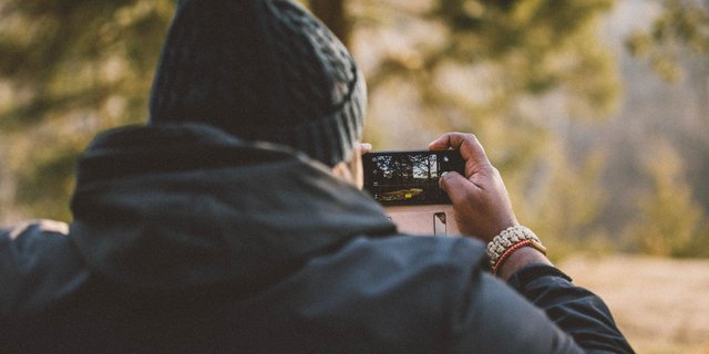 Mehr als die Hälfte nutzen Facebook, die Beliebtheit von Instagram nimmt auch rasant zu. (Bild Matthew Kalapuch/Unsplash)