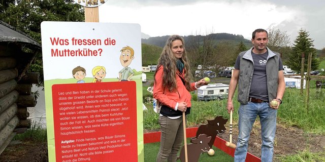 Projektleiterin Edith Alarcon von Mutterkuh Schweiz und Luing-Züchter und Landwirt Andreas Knüsel erklären die zum Spielen anregenden Informationsposten auf dem neuen Erlebnispfad. (Bilder Josef Scherer)