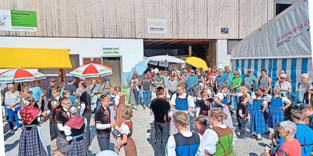 Gute Stimmung auf dem Biohof Emmetti mit der Kinder- und Jugendtrachtengruppe Giswil.
