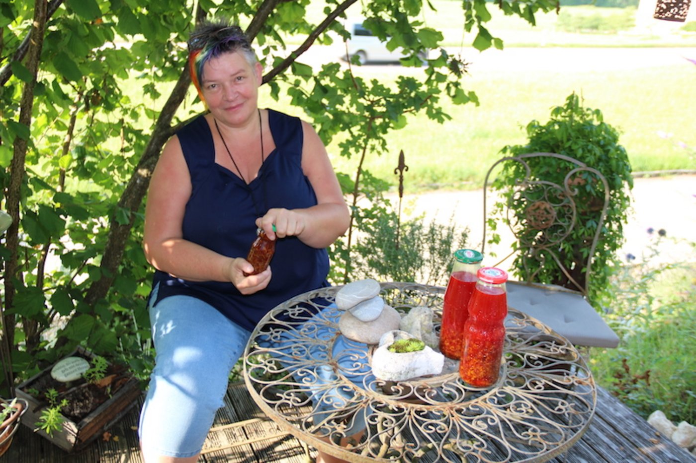 Bei der diplomierten Aromaexpertin Jacqueline Müller stehen drinnen und draussen Flaschen und Fläschchen, in denen Kräuter eingelegt sind: Johanniskrautöl, Ringelblumenöl und Tinkturen.