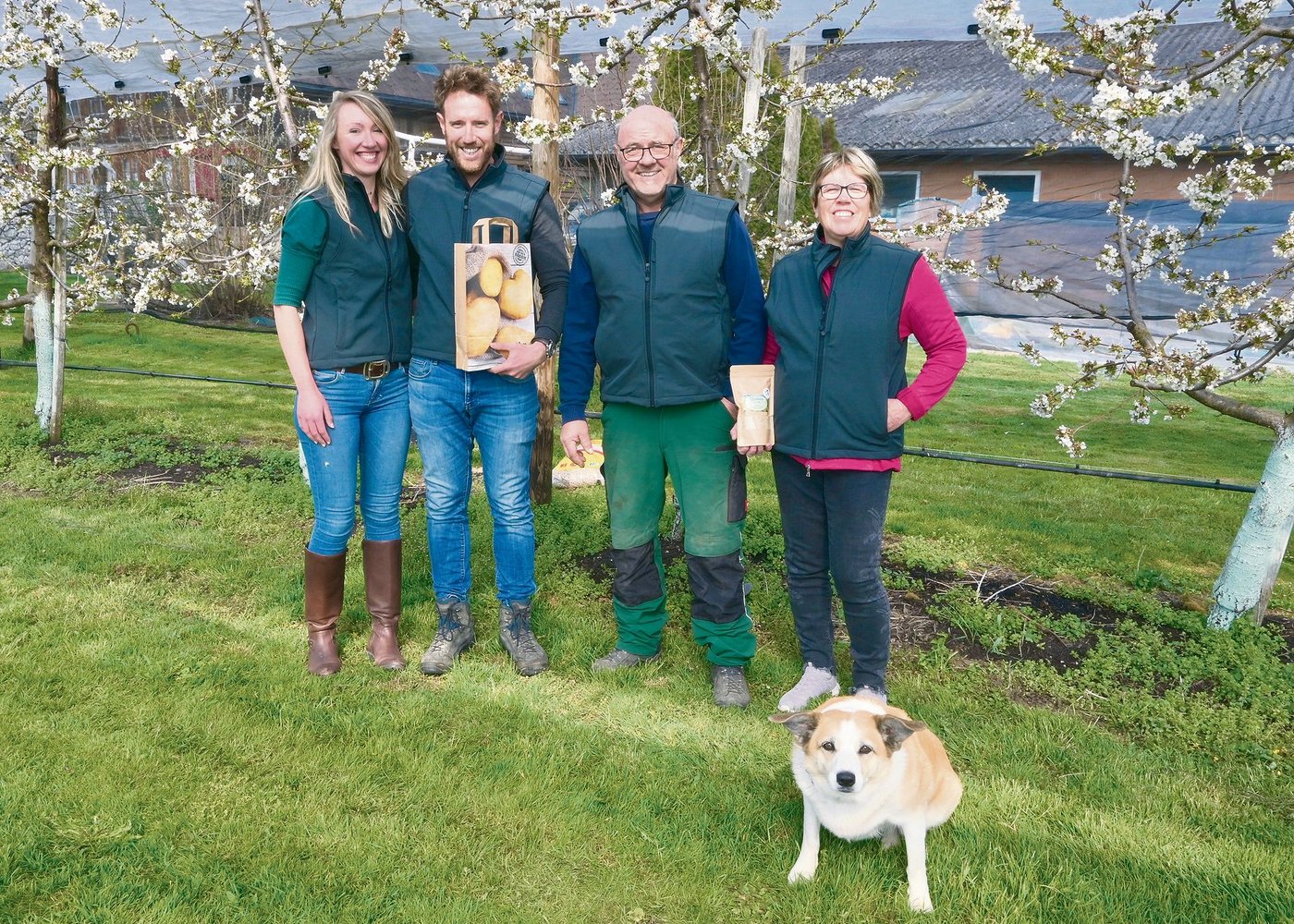 Familie von Ballmoos kümmert sich mit Leidenschaft um die Vermarktung ihrer hofeigenen Produkte (v. l. n. r.): Hannah Hofer, Marcel, Bernhard und Ursula von Ballmoos mit Hund Jaba. (Bild Jasmine Baumann)