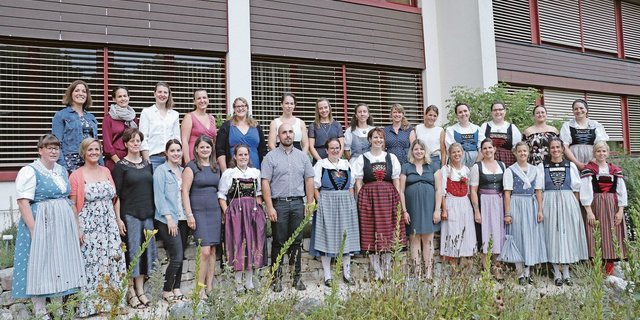 Sie haben zwei Jahre lang gemeinsam studiert, philosophiert und gelacht: Die Absolventinnen und der Absolvent des Fachkurses Bäuerin am LZ Liebegg feierten am Dienstag den Abschluss. (Bild Ruth Aerni)