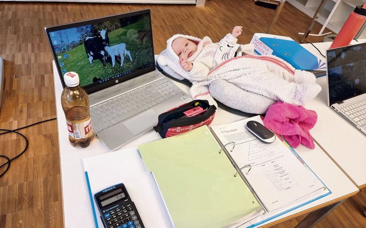 Laptop, Ordner und ein Baby – Christine Elseners Arbeitsplatz im Berufsbildungszentrum.