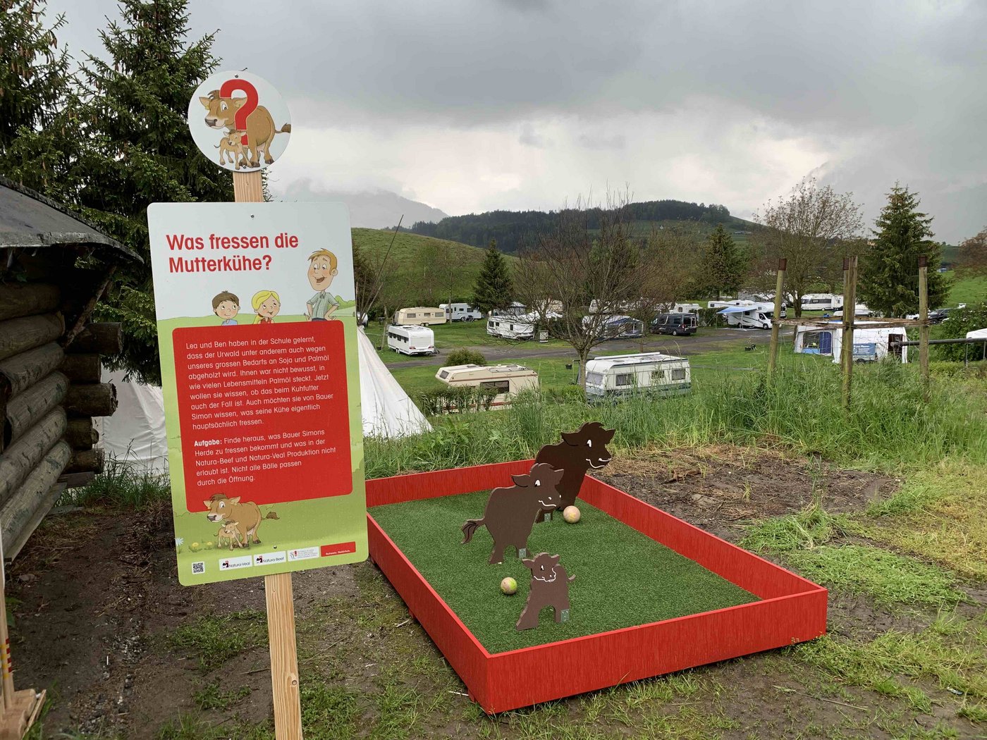 Neben Infotafeln gibts auf dem Weg auch Aufgaben- und Spieltafeln.