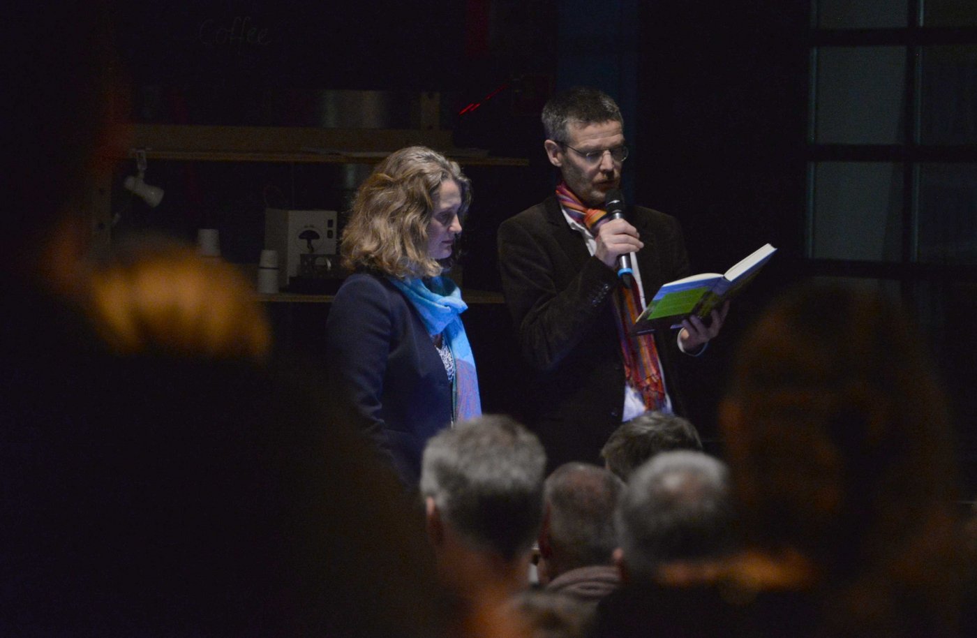 Agrarwirtschafterin Fausta Borsani (links) und der Ethiker Thomas Gröbly stellen ihr neues Buch vor. Es trägt den Titel "Zwischen Fairtrade und Profit" und geht der Frage nach, wie die Gewinne entlang globaler Wertschöpfungskette aufgeteilt werden. Fausta Borsani vertrat die Ansicht, dass sich Abnehmer und Anbieter auf Augenhöhe begegnen müssen, um wirklich fairen Handel zu ermöglichen. 