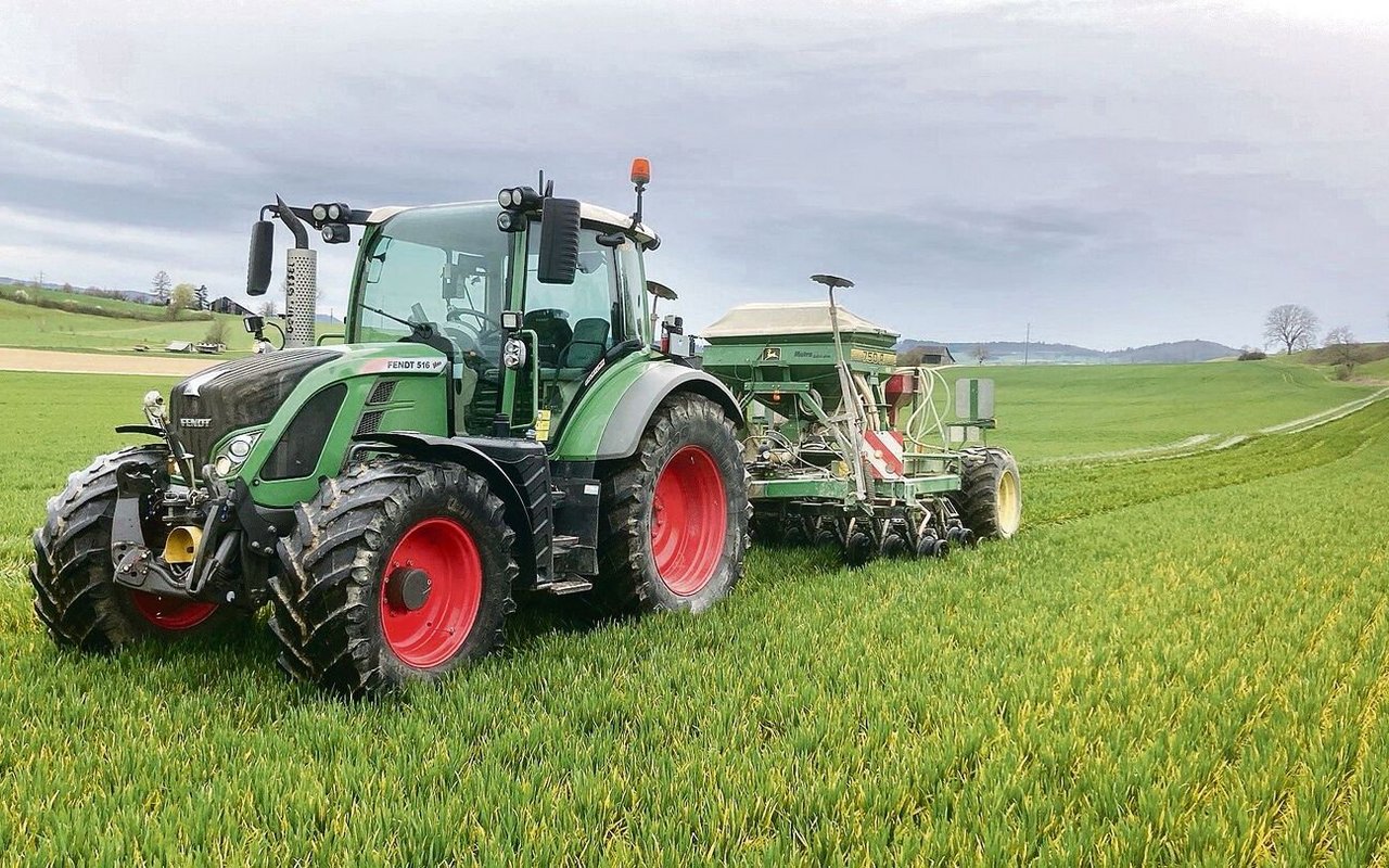 Gysels haben eine eigene Direktsaatmaschine, hier im Einsatz für die Untersaat diesen Frühling, Ende März.