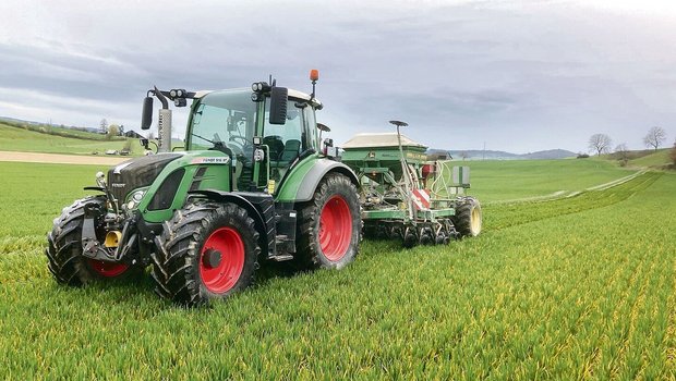 Gysels haben eine eigene Direktsaatmaschine, hier im Einsatz für die Untersaat diesen Frühling, Ende März.