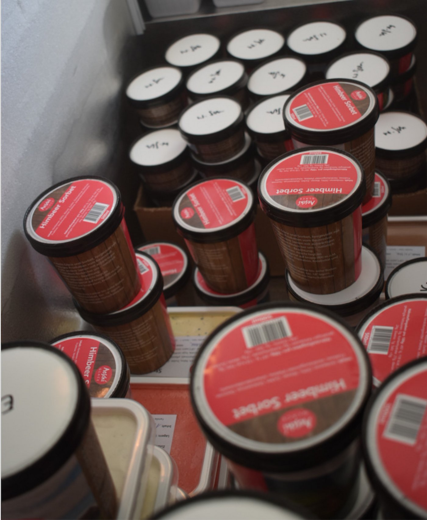 Ein Blick in eine der Kühltruhen von Silvia Hess. Hier sind klassische Sorten, aber auch eigene Variationen vorzufinden.