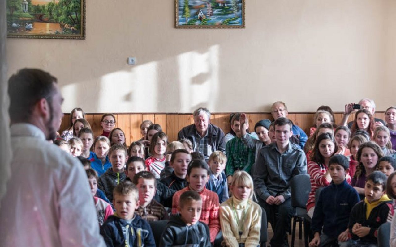Das Schicksal der Waisenkinder, die er in der Ukraine besucht, macht Peter Murri zu schaffen. (Bild Hansjürg Jäger)