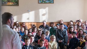 Das Schicksal der Waisenkinder, die er in der Ukraine besucht, macht Peter Murri zu schaffen. (Bild Hansjürg Jäger)