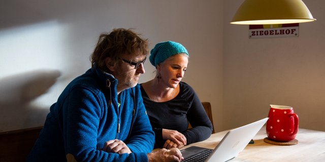 Dieter Weber und Nadia Graber setzen vor allem auf Facebook und bringen so Geschichten an die Leute. Bild: Pia Neuenschwander