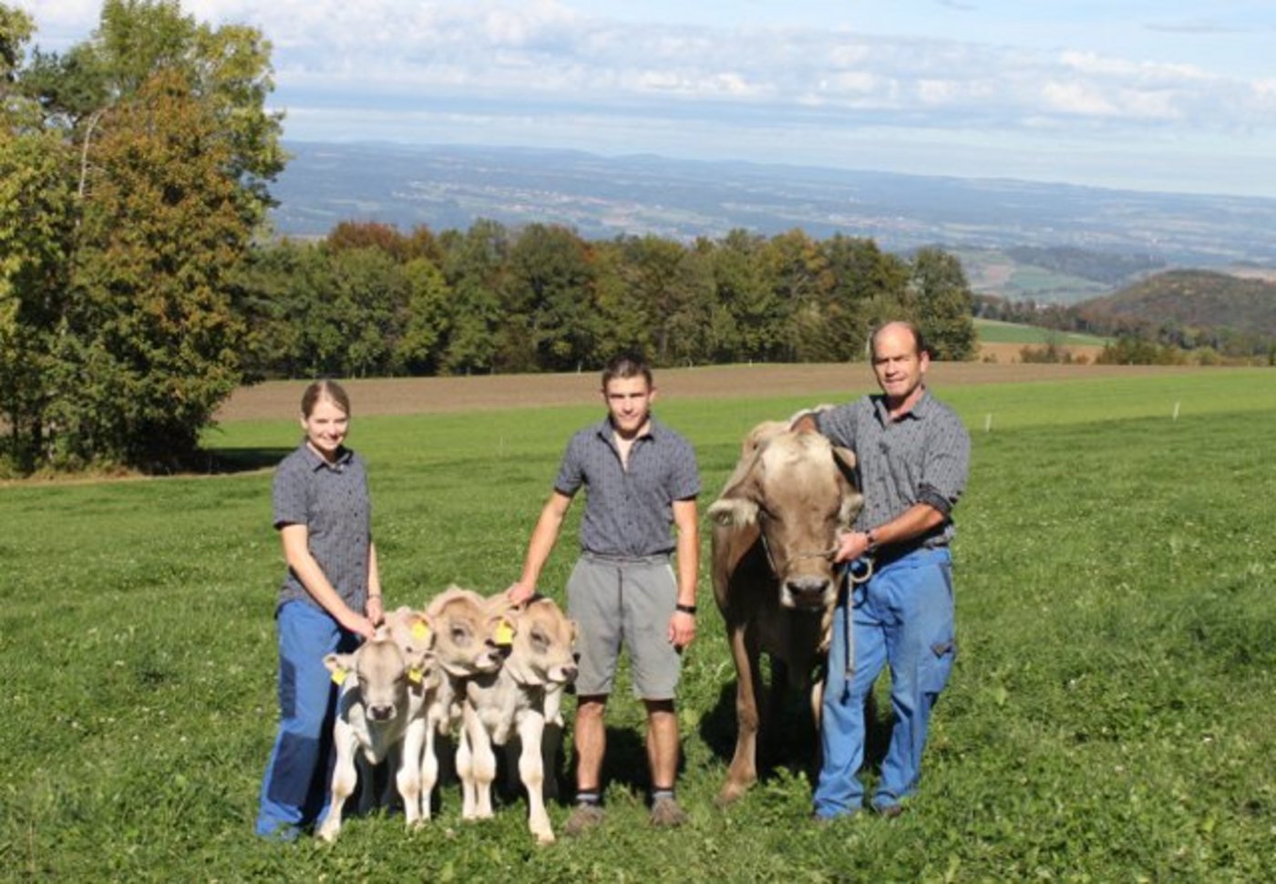 Thomas Frei (von rechts), Sohn Pascal und dessen Freundin Anja Madörin mit der Dreifachmama Paradies. Es war die siebte Geburt für die neunjährige Kuhdame. (Bild zVg)