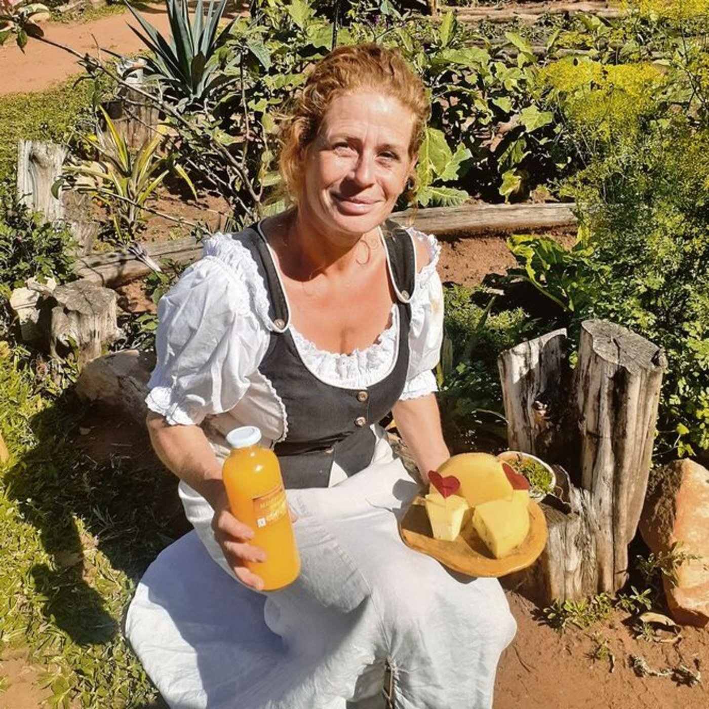 Stolz präsentiert Michèle Huber ihren selbst produzierten Mandarinensaft und den Käse aus ihrer eigenen, neu gebauten Käserei.