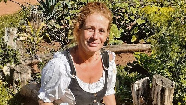 Stolz präsentiert Mi Stolz präsentiert Michèle Huber ihren selbst produzierten Mandarinensaft und den Käse aus ihrer eigenen, neu gebauten Käserei.