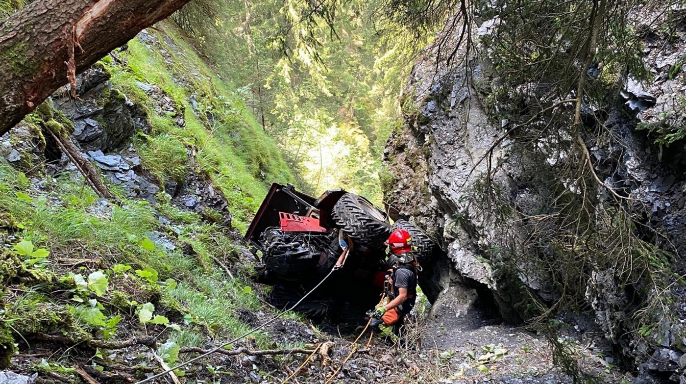 Der total beschädigte Traktor sei bis zur Bergung vorerst von der Strassenrettung Ilanz/Glion gesichert, bevor er von einem Forstbetrieb geborgen wurde. (Bild Kantonspolizei Graubünden)