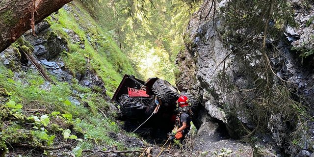 Der total beschädigte Traktor sei bis zur Bergung vorerst von der Strassenrettung Ilanz/Glion gesichert, bevor er von einem Forstbetrieb geborgen wurde. (Bild Kantonspolizei Graubünden)