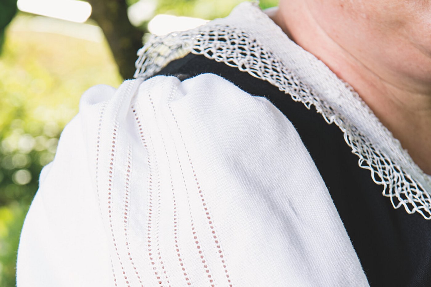 Die Hohlsäume an der Trachtenbluse sind natürlich ebenfalls handgenäht. (Foto: Marion Nitsch)