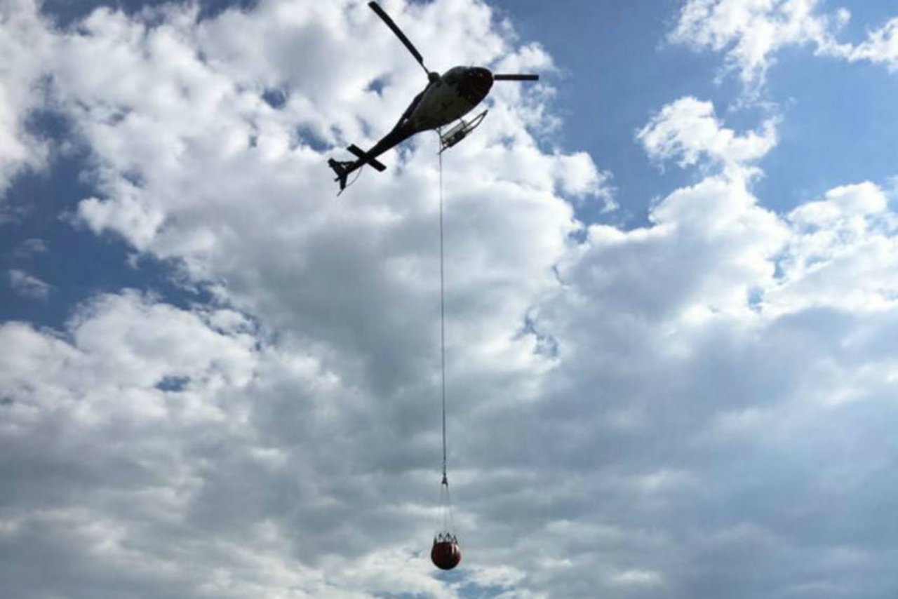 Dieser Helikopter unterstützte die Feuerwehr bei den Löscharbeiten im Gebiet Aeugsten. (Bild Kapo GL)