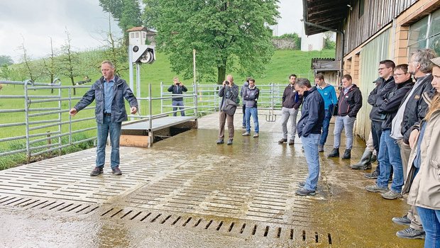 Alois Niederberger erklärt über dem Laufhof für das Rindvieh, wie viele Umspülkanäle darunter noch eingebaut wurden. 
