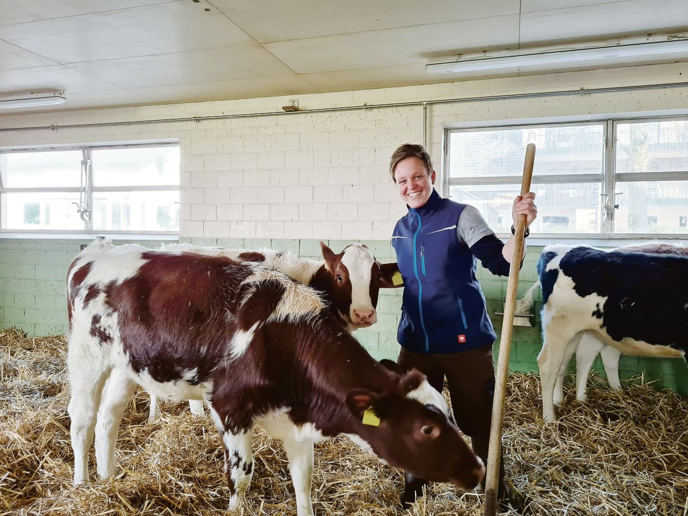 Die Arbeit im Stall mit den Tieren gefällt Fabienne Bürgisser besonders gut. Ausmisten und neu einstreuen ist für die Tierärztin kein Problem. (Bild Franziska Jurt)
