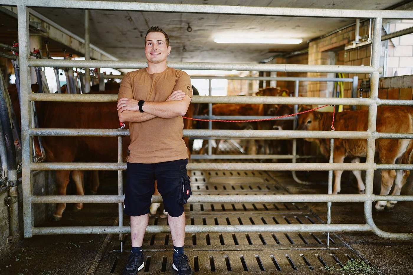 Tobias Höltschi hat mit seinem hängenden Schiebegatter nicht nur die Ruhe im Stall erhöht, sondern auch für Sicherheit gesorgt.  