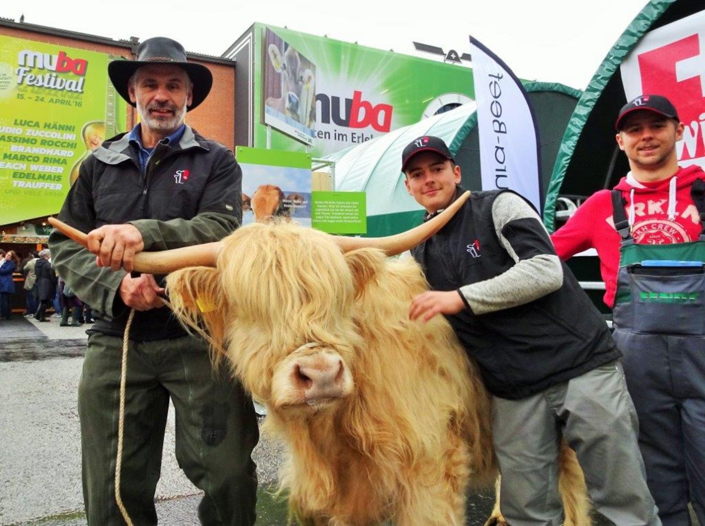 Walter Schluep, Kevin Muchenberger und Kai Wälti mit dem Hochlandrind vom Erlenhof, Reinach, der Plakat-Mutter der Kampagne „Gut, gibt’s die Schweizer Bauern“.