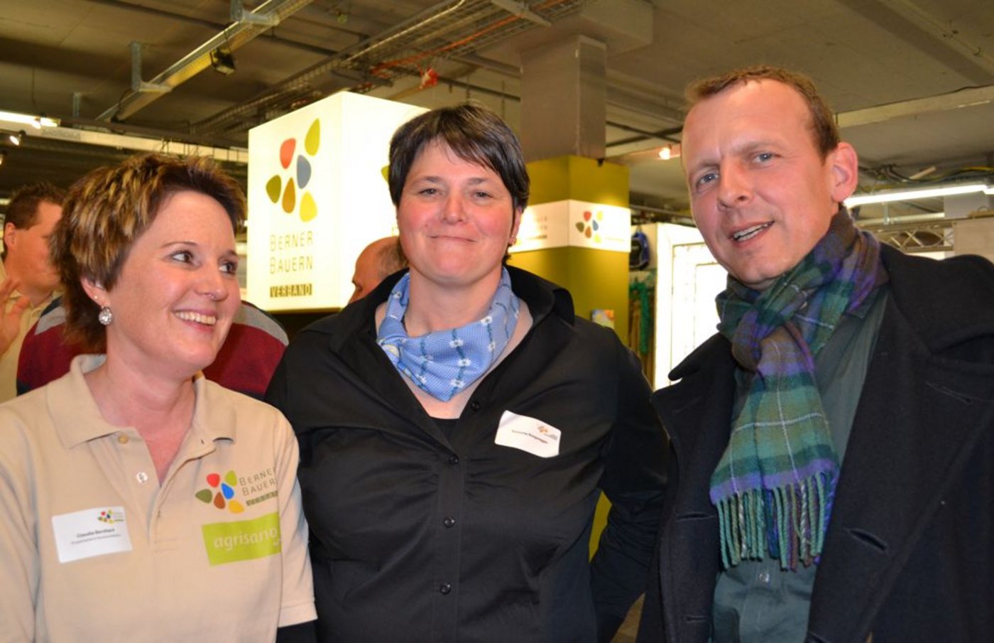 Am Stand des Berner Bauernverbands trifft Adrian Krebs von der «BauernZeitung» auf Claudia Bernhard, Berner Bauernverband, und Susanne Rüegsegger, Verband bernischer Landfrauenvereine. (Bild Alois Heinzer)