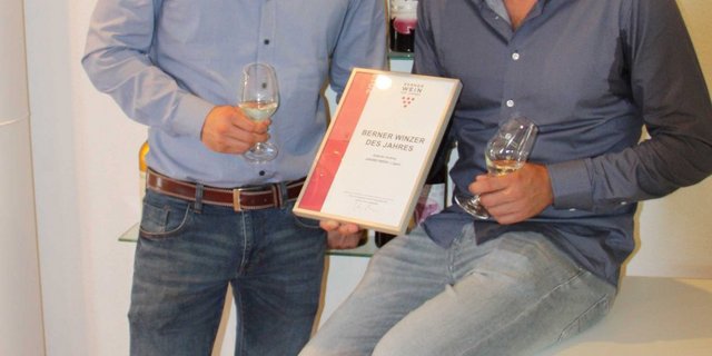Darauf muss angestossen werden: Silvan (links) und Gabriel Andrey freuen sich über den Titel Berner Winzer des Jahres 2019. (Bilder Andrea Wyss)