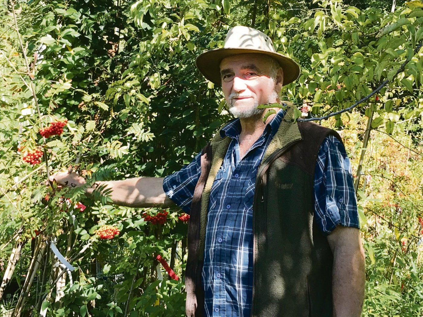 Als Kind in der ehemaligen Tschechoslowakei lernte Pavel Beco Wildfrüchte kennen. In der Schweiz führte er eine Wildobst-Baumschule und baute mehrere Sammlungen auf. (Bilder Alexandra Stückelberger)