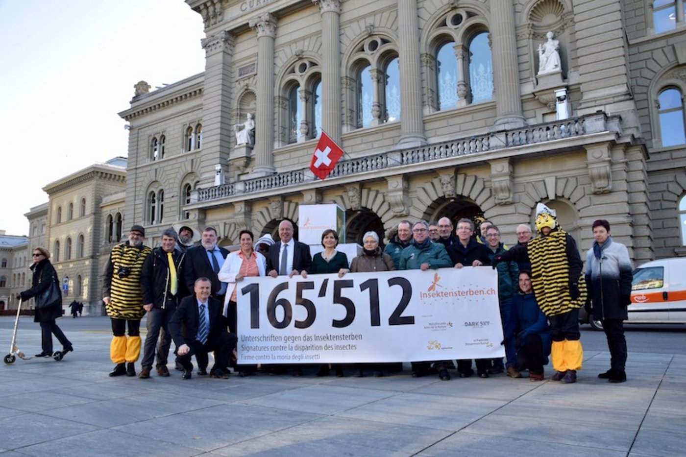 Die Organisatoren freuen sich, dass sie 165'512 Unterschriften zusammengebracht haben. (Bild jba)