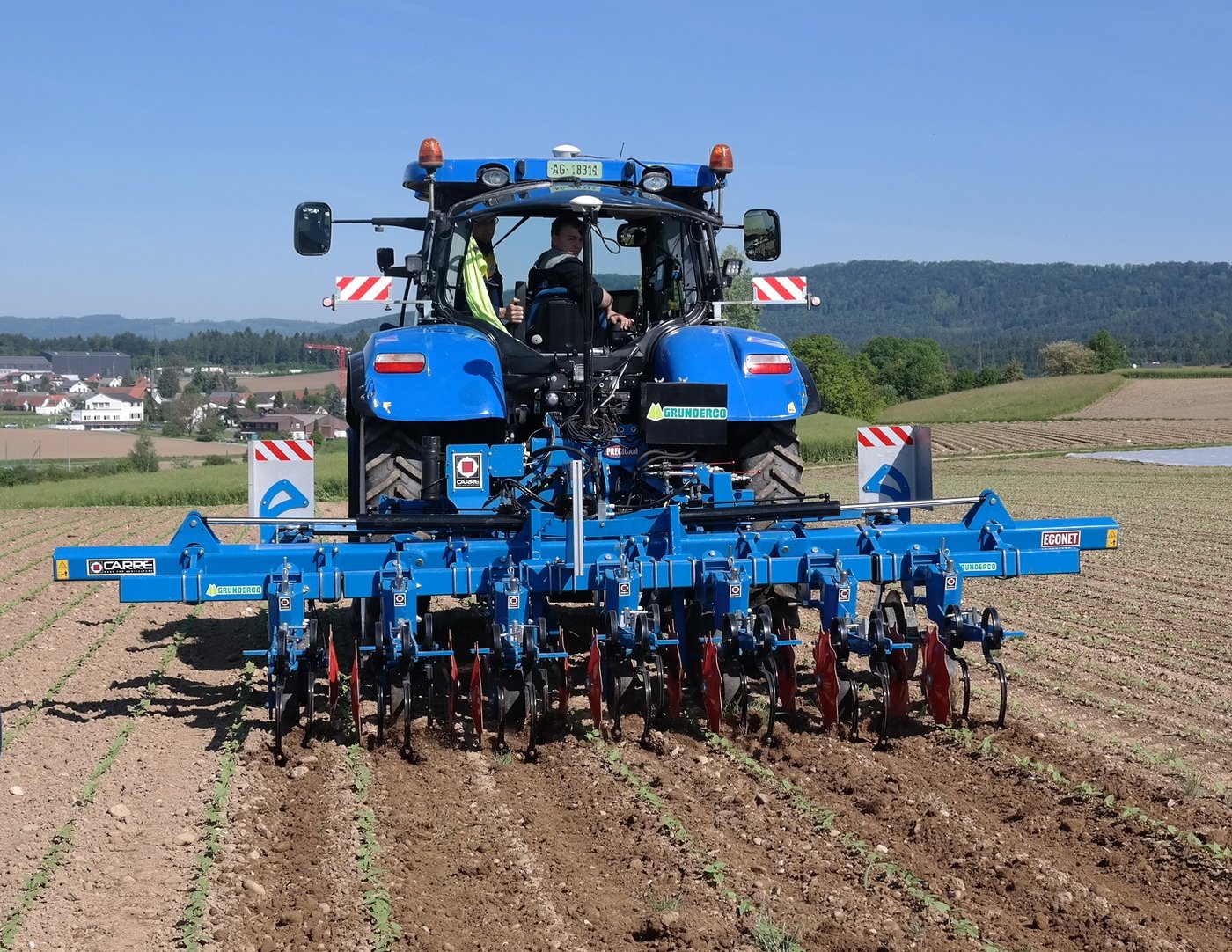 Die Sternhacke Carre von PlantCare AG arbeitet dank Rolltellern bis zu 2 cm an die Pflanzen heran. Der Traktor ist GPS-gesteuert und Sternhacke kameraüberwacht.