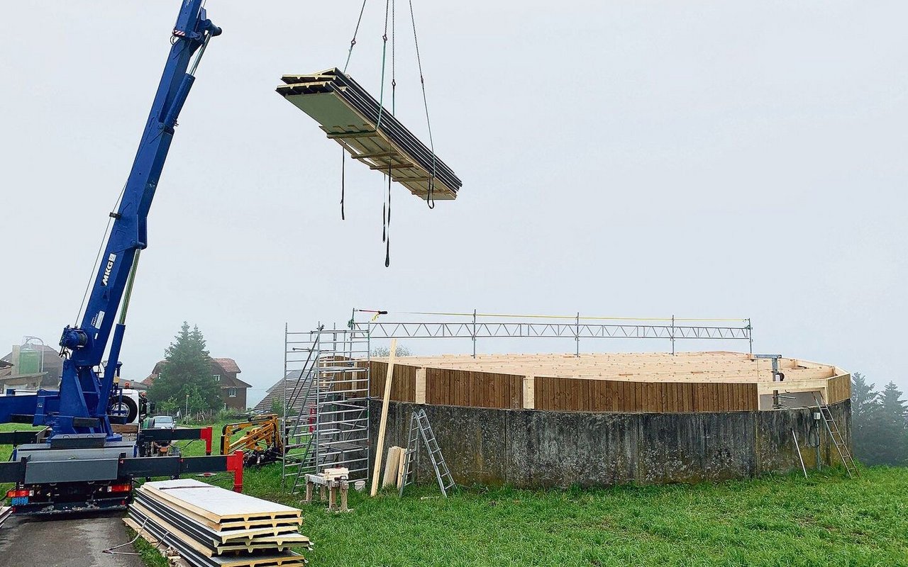 Auch dafür gibts Beiträge, ohne lange Wartefristen: Abdeckung von Güllelagern. Vor allem im Kanton Luzern sind noch sehr viele, rund 1200, Anlagen zu überdachen. Sinnvollerweise mit Holz. 