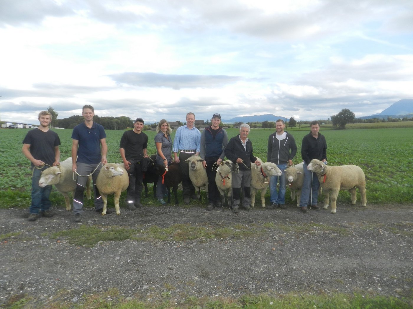 Die erfolgreiche Züchterin und die erfolgreichen Züchter präsenterien die gewählten Missen und Mister. (Bild Konrad Schuler)