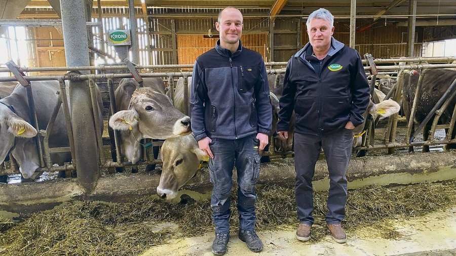 Rolf Heer (rechts) und sein Sohn Patrik führen eine Generationengemeinschaft. Die Milchkuhherde soll früher oder später genetisch hornlos werden, fast die Hälfte ist es schon.