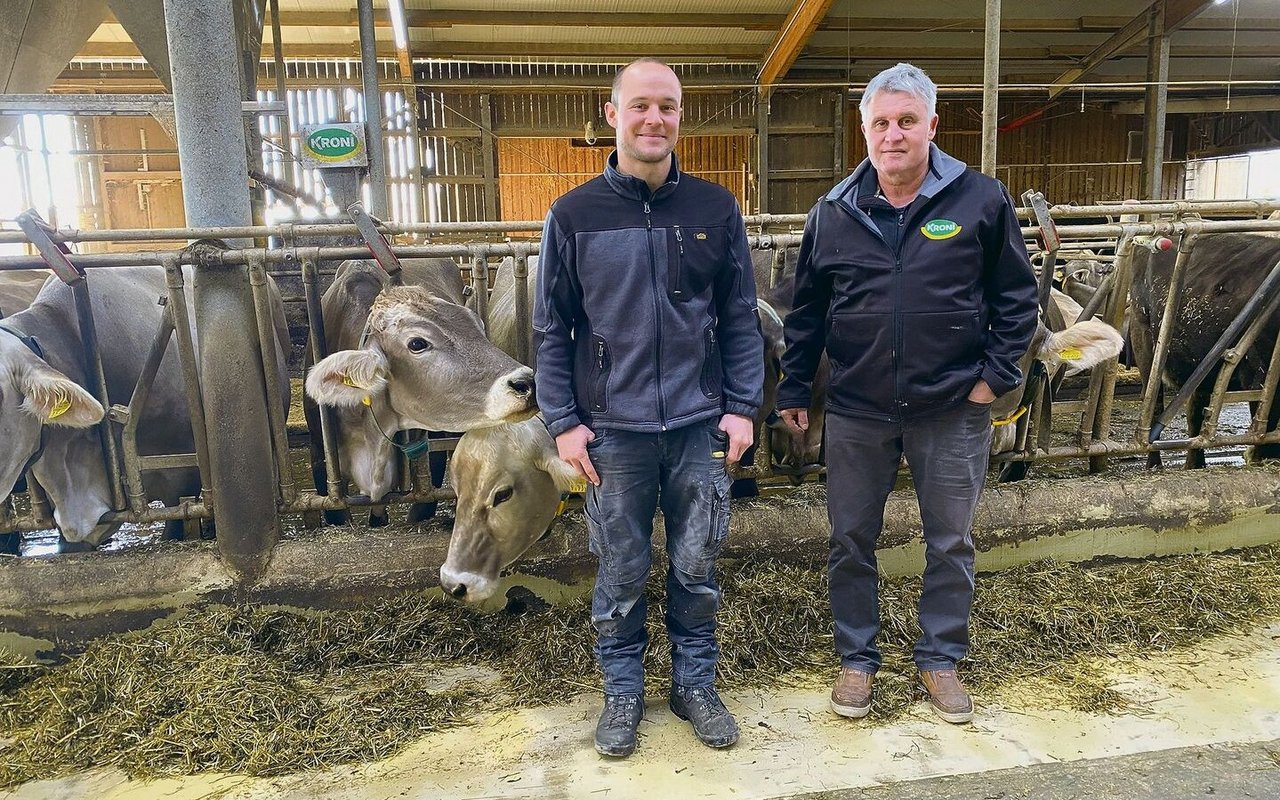 Rolf Heer (rechts) und sein Sohn Patrik führen eine Generationengemeinschaft. Die Milchkuhherde soll früher oder später genetisch hornlos werden, fast die Hälfte ist es schon.
