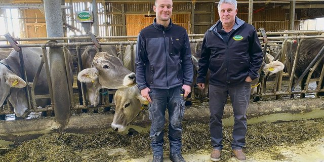 Rolf Heer (rechts) und sein Sohn Patrik führen eine Generationengemeinschaft. Die Milchkuhherde soll früher oder später genetisch hornlos werden, fast die Hälfte ist es schon.