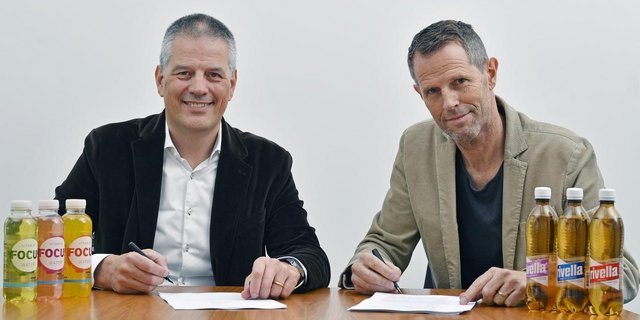 Erland Brügger der Geschäftsleiter Rivella AG und Leif Langenskiöld der Geschäftsleiter fluidfocus AG unterzeichnen den Vertrag der Übernahme. (Bild zVg)